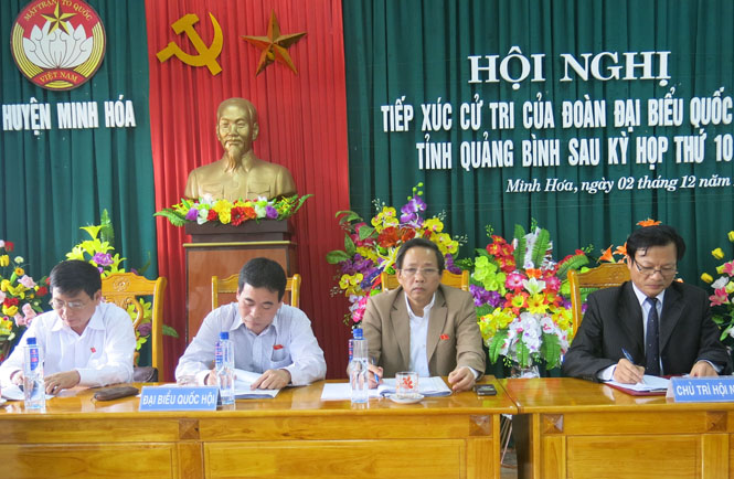 Các đại biểu Quốc hội đang tiếp xúc cử tri tại huyện Minh Hóa