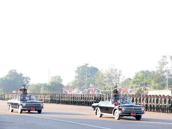 Buổi lễ bắt đầu bằng mà duyệt đội hình của Lãnh đạo Bộ Quốc phòng Lào. (Ảnh: Phạm Kiên/TTXVN)