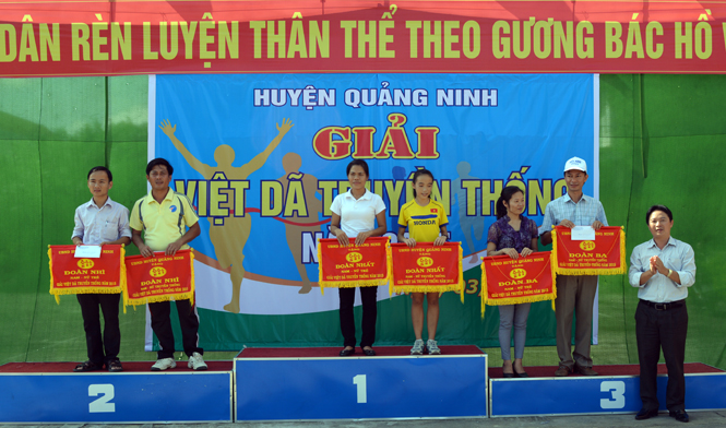 Đồng chí Phạm Trung Đông, Phó Chủ tịch UBND huyện Quảng Ninh trao giải nhất, nhì, ba toàn đoàn cho các đội đoạt giải.