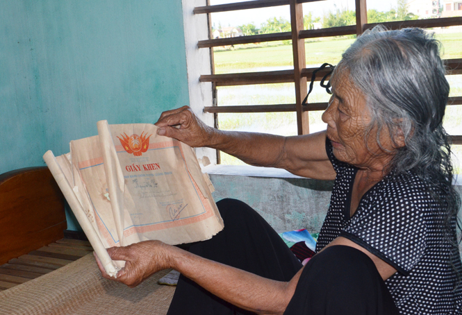 Bà Phạm Thị Vẽ vẫn giữ mãi những giấy khen của một thời tham gia vận chuyển lương thực phục vụ chiến trường miền Nam.
