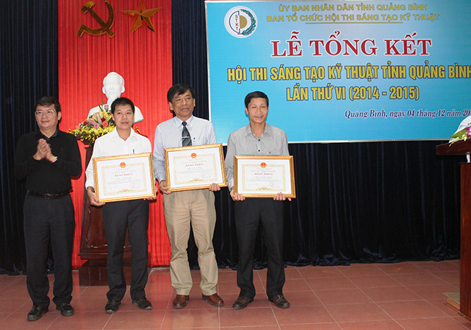 Đồng chí Trần Tiến Dũng, TUV, Phó Chủ tịch UBND tỉnh trao giải nhất cho nhóm tác giả Công ty cổ phần dược phẩm Quảng Bình