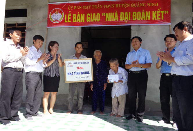 Đại diện lãnh đạo Ủy ban MTTQVN huyện Quảng Ninh và nhà tài trợ bàn giao nhà Đại đoàn kết cho một hộ gia đình người có công với cách mạng ở xã Võ Ninh.