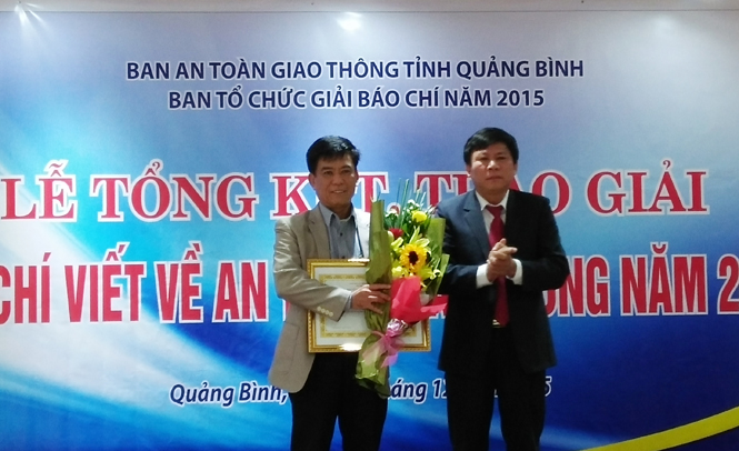 Ông Hoàng Việt Hùng, Giám đốc Sở Thông tin và Truyền thông trao giải nhất cho tác giả Đỗ Trọng Thái (Báo Quảng Bình).