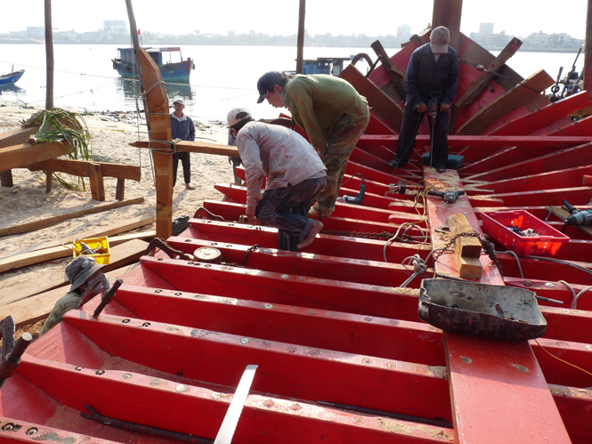Ngư dân xã Bảo Ninh (TP. Đồng Hới) đóng mới tàu thuyền có công suất lớn để đánh bắt cá xa bờ. Ảnh: P.V