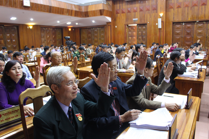 Các đại biểu tiến hành biểu quyết thông qua các dự thảo nghị quyết.