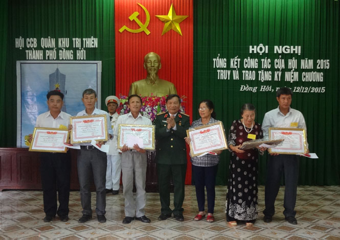 Ban Liên lạc CCB Quân khu Trị Thiên đã trao kỷ niệm chương cho thân nhân 6 liệt sỹ đã ngã xuống tại chiến trường Trị Thiên.