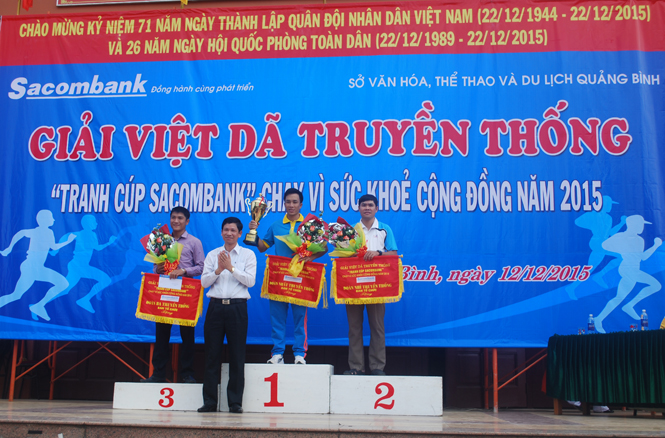 Đồng chí Hồ An Phong, TUV, Giám đốc Sở VHTTDL trao giải toàn đoàn hệ truyền thống cho các đơn vị.