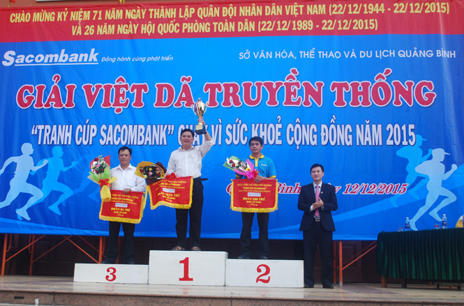 Ông Nguyễn Thanh Hải, Giám đốc Ngân hàng Sacombank Chi nhánh Quảng Bình trao giải toàn đoàn hệ thống trẻ cho các đơn vị.