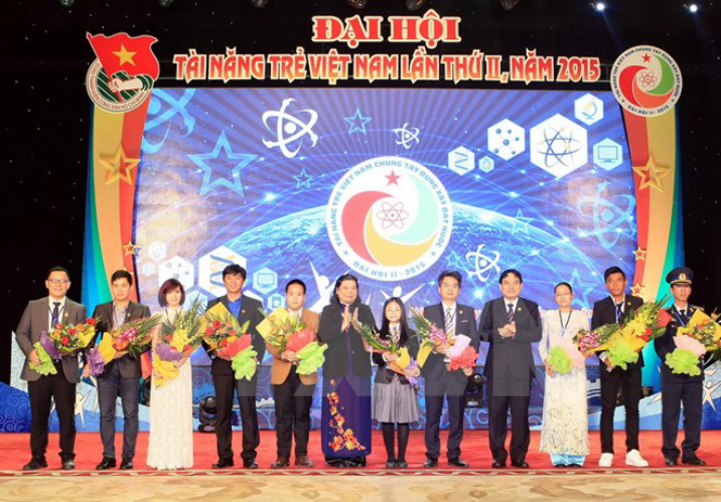Phó Chủ tịch Quốc hội Tòng Thị Phóng tặng hoa chúc mừng các đại biểu dự Đại hội Tài năng trẻ Việt Nam lần thứ II năm 2015. (Ảnh: Phạm Kiên/TTXVN )