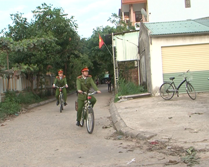 Lực lượng cảnh sát khu vực Công an phường Nam Lý, TP. Đồng Hới trên đường tuần tra bằng xe đạp.