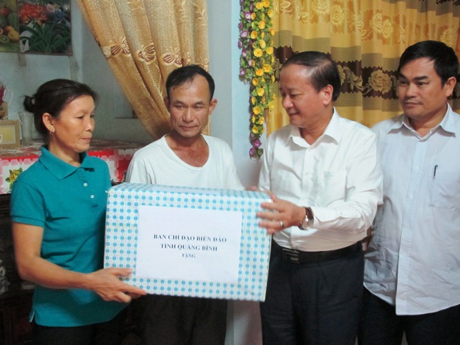  Đồng chí Trần Văn Tuân tặng quà cho gia đình ông Tạ Văn Ba, thôn Phú Lộc 1, xã Quảng Phú, bố của chiến sĩ Tạ Tiến Dũng đang làm nhiệm vụ tại nhà giàn DK1.
