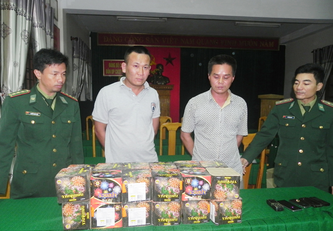 Lực lượng PCTP ma tuý BĐBP Quảng Bình đang xét hỏi lời khai ban đầu đối tượng Long và Cường.