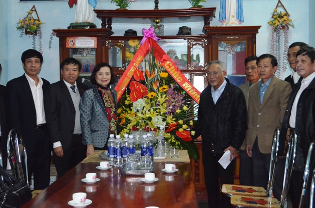 Đ/c Trần Thị Bích Thủy, Phó Trưởng Ban Dân vận Trung ương tặng quà cho bà con giáo dân Giáo xứ Trừng Hải