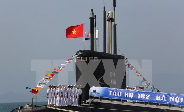 Lễ thượng cờ tàu ngầm Kilo mang tên HQ 182 Hà Nội (Ảnh: Tiên Minh/TTXVN)
