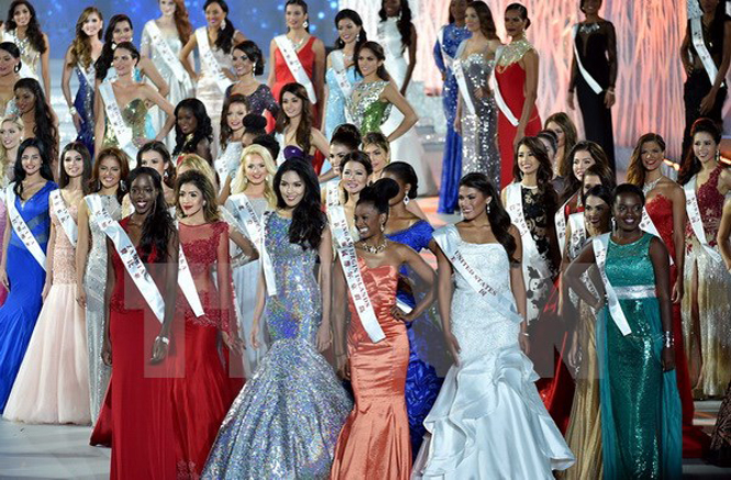 Người đẹp Việt Nam Lan Khuê (thứ hai, trái, hàng đầu) tại chung kết Hoa hậu Thế giới 2015. (Nguồn: AFP/TTXVN)
