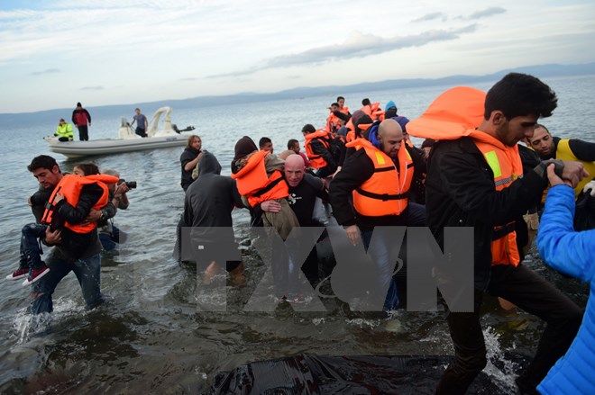 Người di cư tới đảo Lesbos của Hy Lạp sau hành trình vượt biển Aegean từ Thổ Nhĩ Kỳ ngày 24/11. (Nguồn: AFP/TTXVN)
