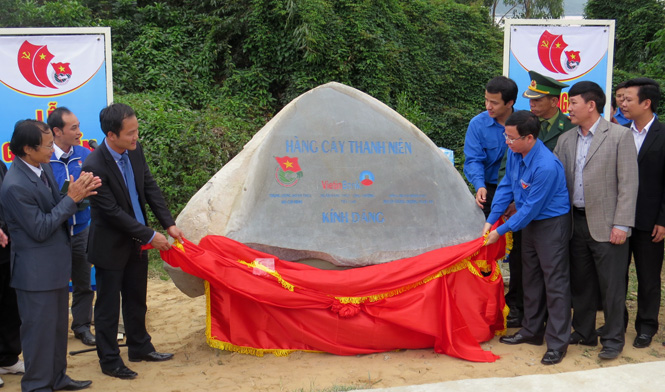 Lễ gắn biển công trình “Hàng cây thanh niên” tại khu mộ Đại tướng Võ Nguyên Giáp ở xã Quảng Đông, huyện Quảng Trạch.