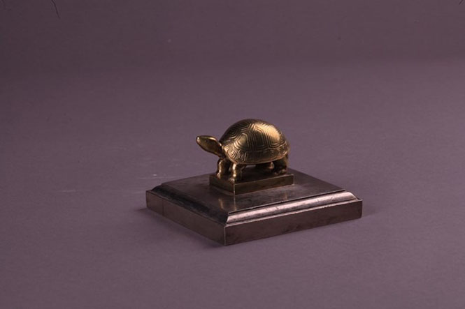 Ấn 'Quốc mẫu chi bảo' có núm hình rùa thời Nguyễn, thuộc bộ sưu tập hiện vật cung đình triều Nguyễn. (Ảnh: Bảo tàng Lịch sử Quốc gia).