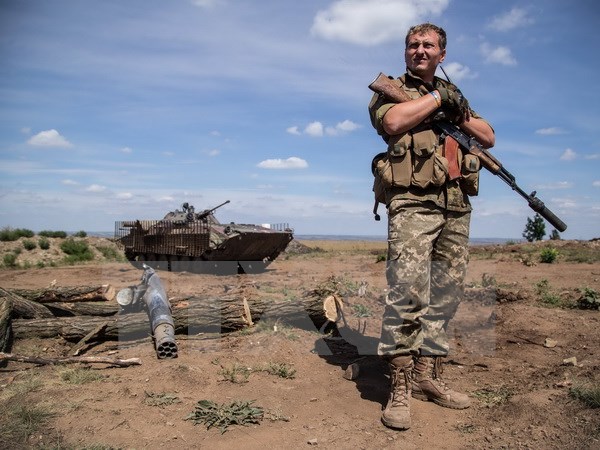 Binh sỹ Ukraine gác tại chốt quân sự gần làng Troitske, vùng Lugansk. (Nguồn: AFP/TTXVN)