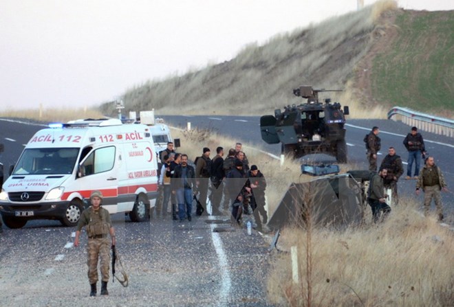 Cảnh sát và nhân viên y tế tại hiện trường vụ đánh bom ở Thổ Nhĩ Kỳ. (Nguồn: THX/TTXVN)