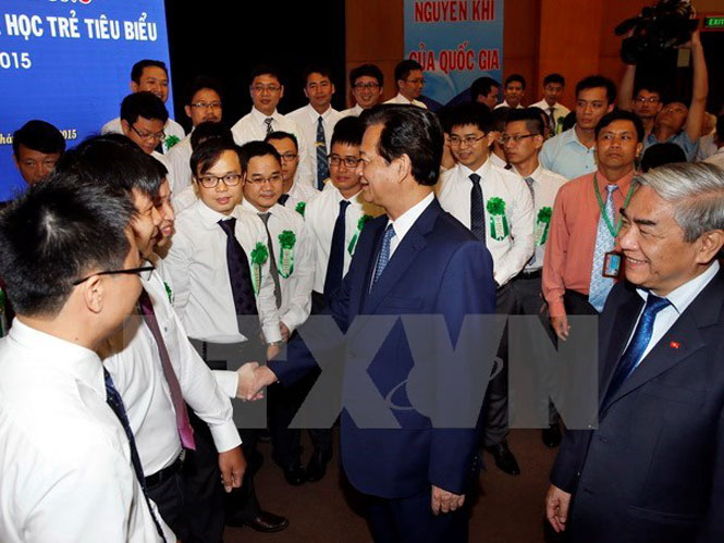 Thủ tướng gặp gỡ các nhà khoa học trẻ. (Nguồn: TTXVN)