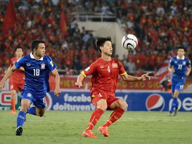 Duy Mạnh đá chính trong trận thua của tuyển Việt Nam trước Thái Lan tại Mỹ Đình hồi tháng Mười. (Ảnh: Four Four Two)