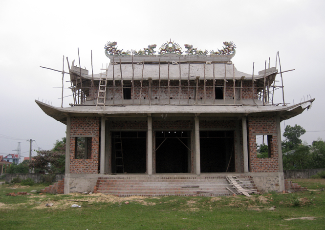 Đình làng Trung Nghĩa (Nghĩa Ninh) đang được dựng lại.
