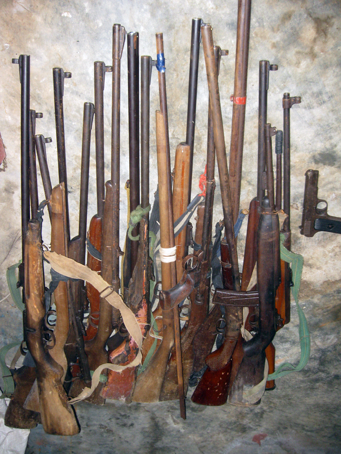 Hàng chục khẩu súng các loại được Công an huyện Minh Hoá thu hồi.