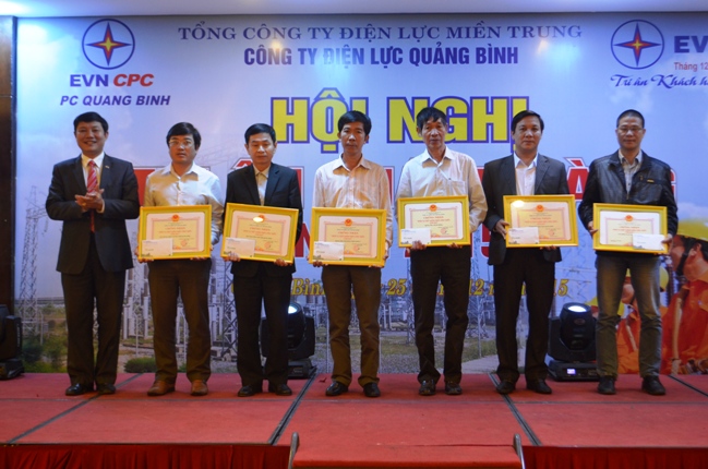 Đại diện Công ty Điện lực Quảng Bình trao thưởng cho các đơn vị, tổ chức xuất sắc trong chương trình “Tiết kiệm điện công sở”
