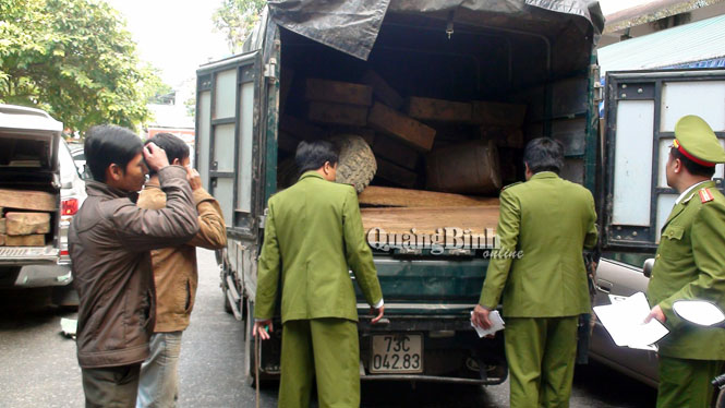 Phương tiện ô tô chở gỗ lậu trái phép bị lực lượng Cảnh sát môi trường phát hiện và bắt giữ.