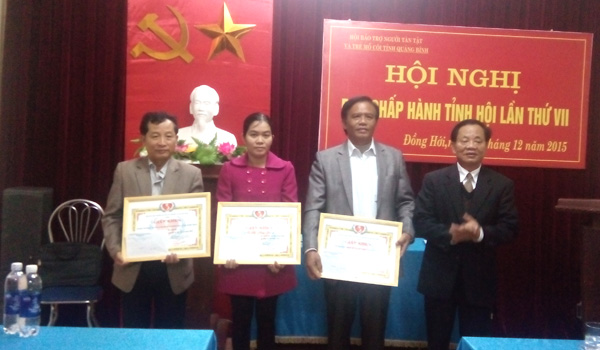 Ông Mai Xuân Thu, Chủ tịch Hội tặng giấy khen cho các tập thể, cá nhân có thành tích trong công tác hội.