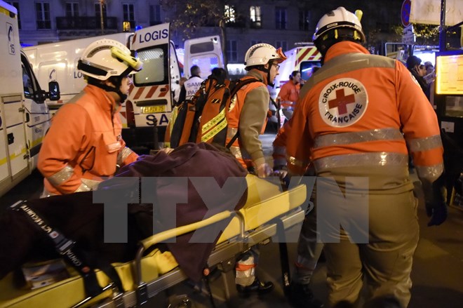 Cứu hộ chuyển người bị thương trong vụ khủng bố ở nhà hát Bataclan, Paris ngày 13-11. (Ảnh: AFP)