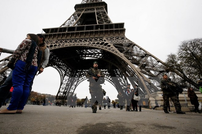 Binh sỹ Pháp tuần tra tại Tháp Eiffel ở Paris sau các vụ tấn công, ngày 14/11. (Ảnh: AFP/TTXVN