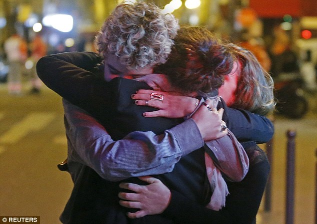 Người thân xúc động đòn một số người thoát ra được nhà hát Bataclan, đêm 13/11. (Nguồn: Reuters)