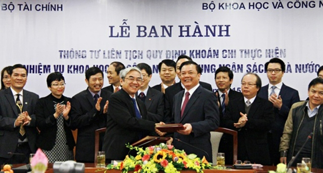 Ngày 30-12, tại Hà Nội, Bộ Khoa học và Công nghệ (KH-CN) phối hợp Bộ Tài chính tổ chức Lễ ký ban hành Thông tư liên tịch quy định khoán chi thực hiện nhiệm vụ khoa học và công nghệ sử dụng ngân sách nhà nước số 27/2015/TTLT/BKHCN-BTC (Thông tư liên tịch 27).