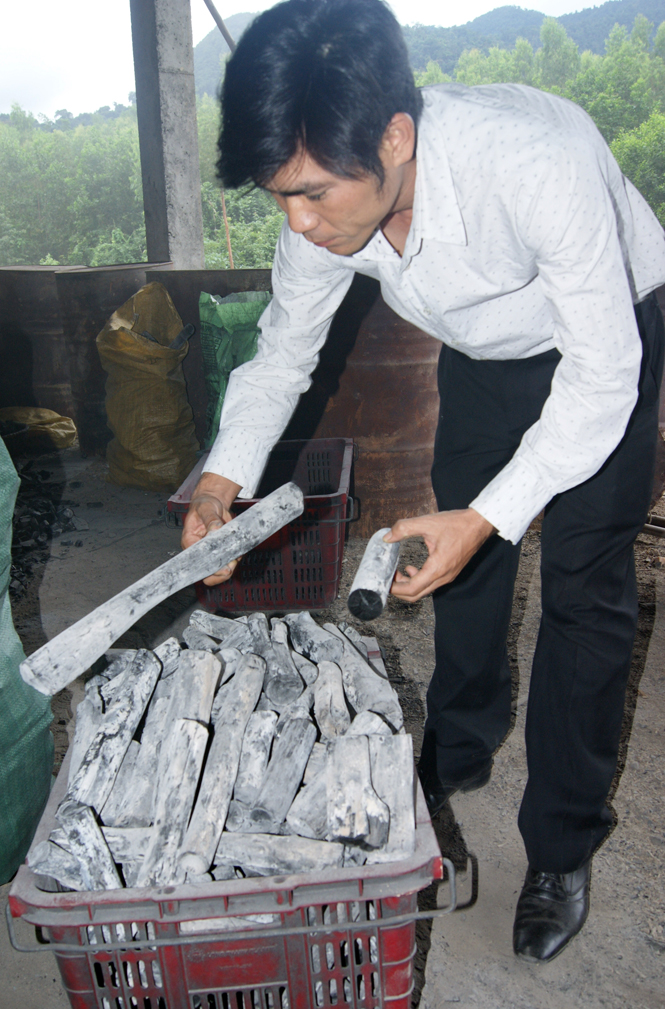 Trần Quang Huy kiểm tra chất lượng than sau khi ra lò để xuất cho các đối tác nước ngoài.