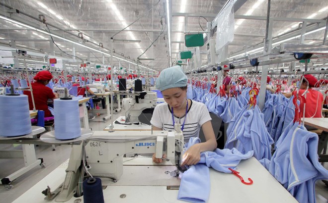 Dây chuyền sản suất hàng dệt may xuất khẩu tại Công ty TNHH May Tinh Lợi, Hải Dương. (Ảnh: Trần Việt/TTXVN)