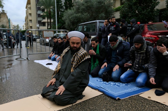 Người Hồi giáo Sunni, Shiite cùng cầu nguyện tại một thánh đường ở Beirut, Liban, sau vụ giáo sĩ Nimr bị hành quyết (Nguồn: AP)