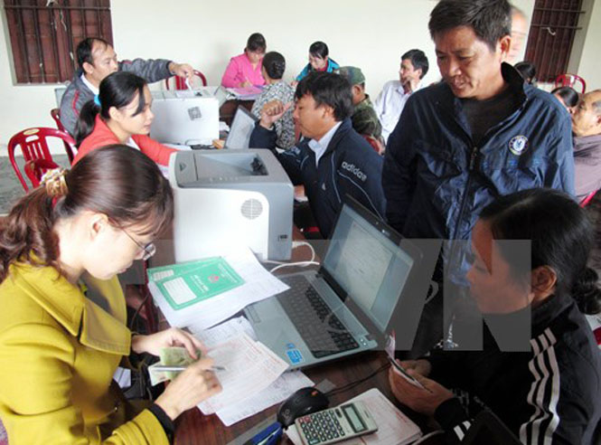 Các hộ gia đình làm thủ tục vay vốn tín dụng học sinh, sinh viên tại điểm giao dịch xã Yên Phong, Ninh Bình. (Ảnh: Văn Đạt/TTXVN)