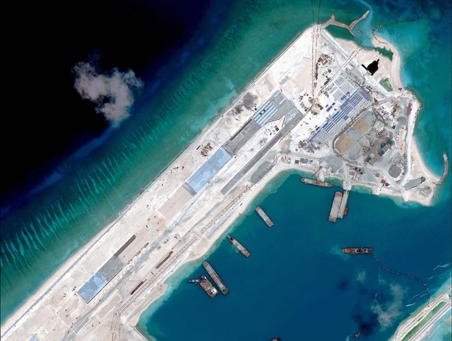 Ảnh chụp vệ tinh Đá Chữ Thập thuộc quần đảo Trường Sa của Việt Nam mà phía Trung Quốc chiếm đóng, xây dựng trái phép đường băng và cho máy bay hạ cánh. (Nguồn: CSIS)