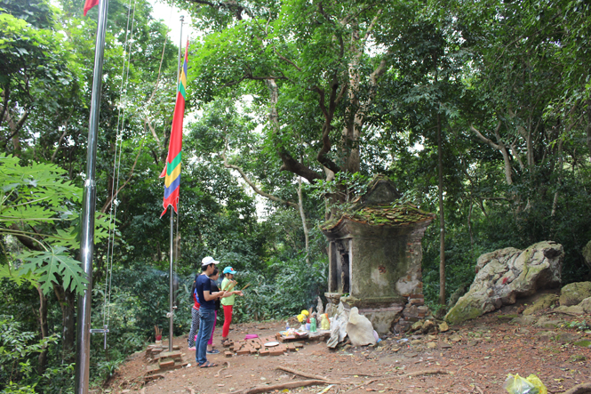 Ảnh 6 : Du khách thắp hương trước ngôi miếu cổ chùa Kim Phong