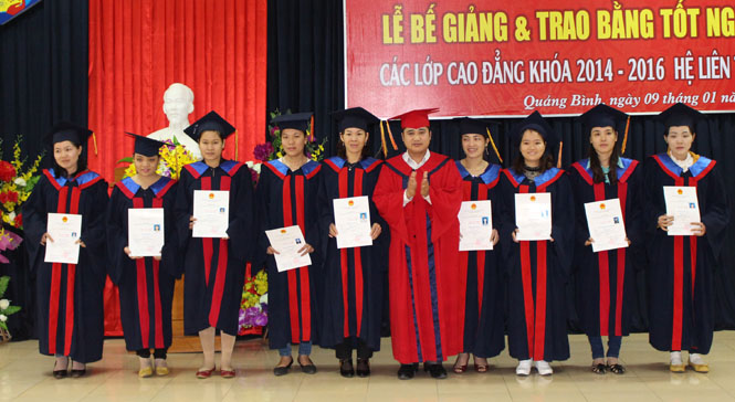 Đại diện ban giám hiệu nhà trường trao bằng tốt nghiệp cho các học viên