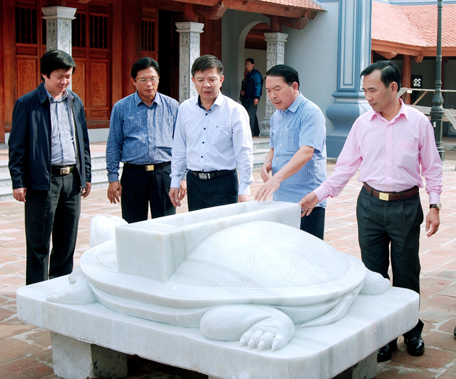 Đồng chí Nguyễn Hữu Hoài, Phó Bí thư Tỉnh ủy, Chủ tịch UBND tỉnh tham quan các hạng mục công trình tại chùa Hoằng Phúc.