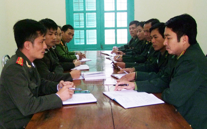 Ảnh 10 : Lực lượng Công an và Biên phòng họp bàn kế hoạch bảo vệ an ninh vùng biên giới.  