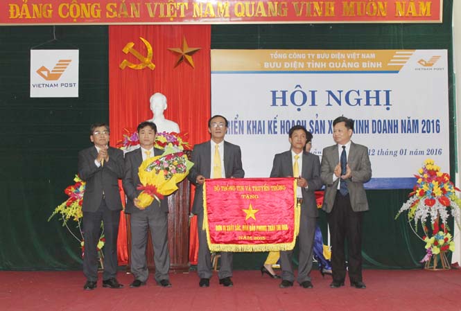  Đồng chí Nguyễn Tiến Hoàng, TUV, Phó Chủ tịch UBND tỉnh tặng cờ thi đua của Bộ Thông tin và Truyền thông cho các đơn vị xuất sắc
