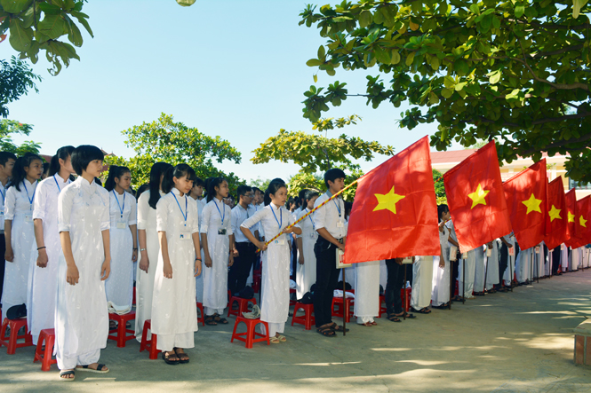 Học sinh Trường THPT Ninh Châu trong ngày khai giảng năm học mới 2015-2016.