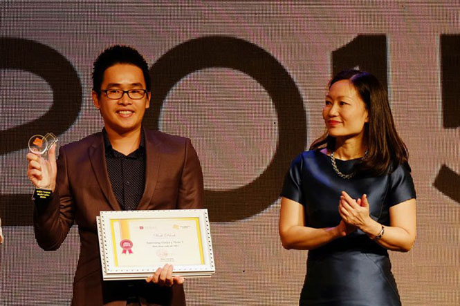 Đại diện Samsung nhận giải sản phẩm điện thoại xuất sắc nhất năm 2015 của Tech Awards. (Nguồn: BTC)