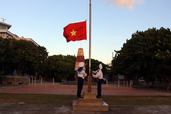 Lễ kéo cờ trên đảo Trường Sa Lớn.