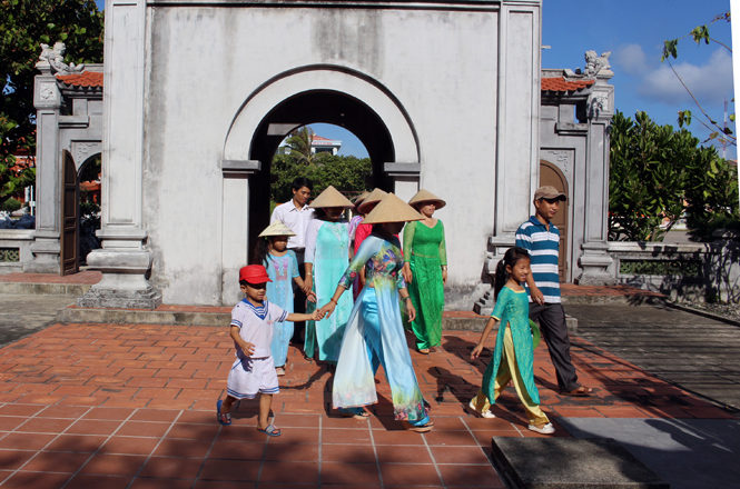  Sáng sớm, cư dân Trường Sa Lớn đi lễ chùa từ sớm cầu cho quốc thái dân an, hòa bình, thịnh vượng trên Quần đảo Trường Sa.