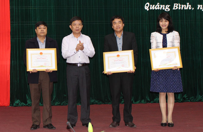  Đồng chí Nguyễn Hữu Hoài, Phó Bí thư Tỉnh ủy, Chủ tịch UBND tỉnh, Trưởng Ban ATGT tỉnh trao bằng khen cho các tập thể